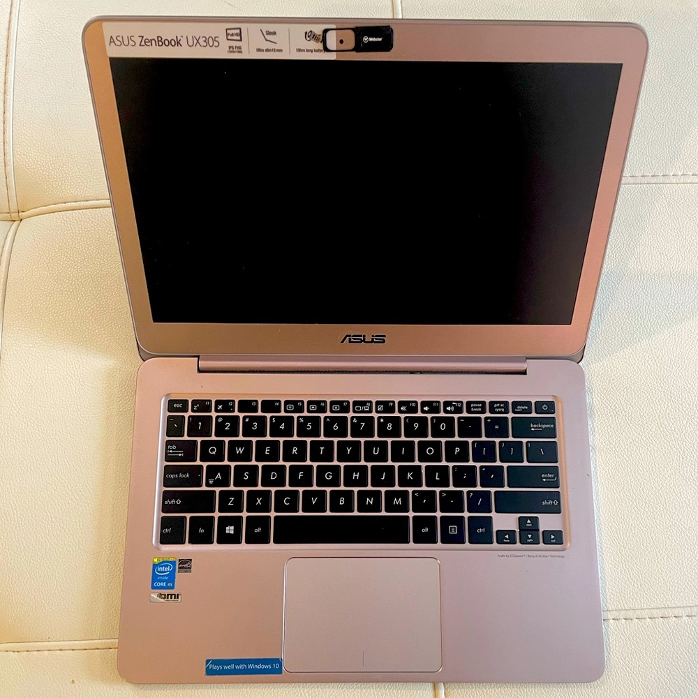 ASUS ZenBook UX305 laptop Rosegold